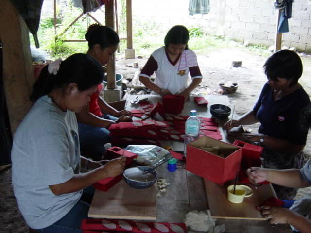 Workshop: assembling Abaca paper products